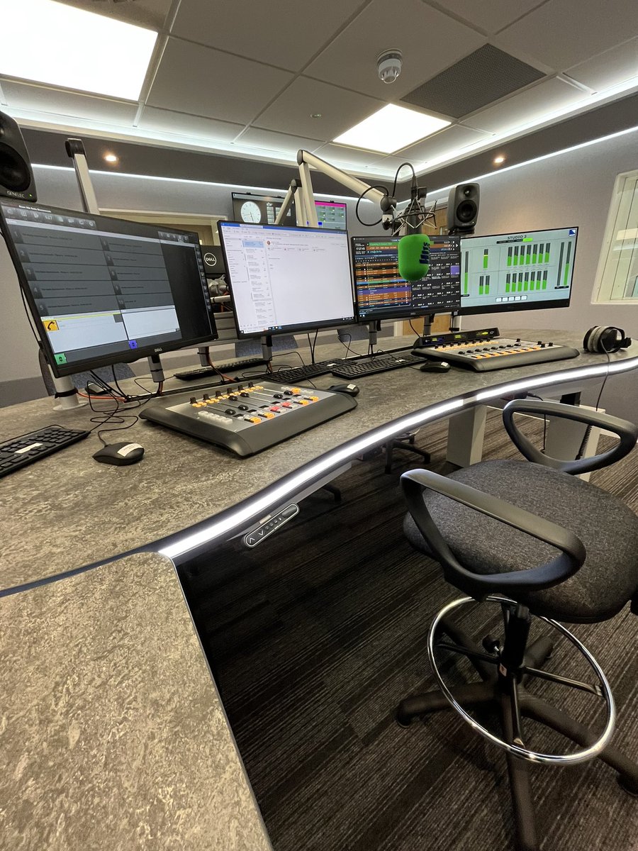 Coming to you live from this spaceship just off the Segensworth roundabout everyday from now on 🤩

I haven’t broken anything yet…🙏🏻📻🎙️