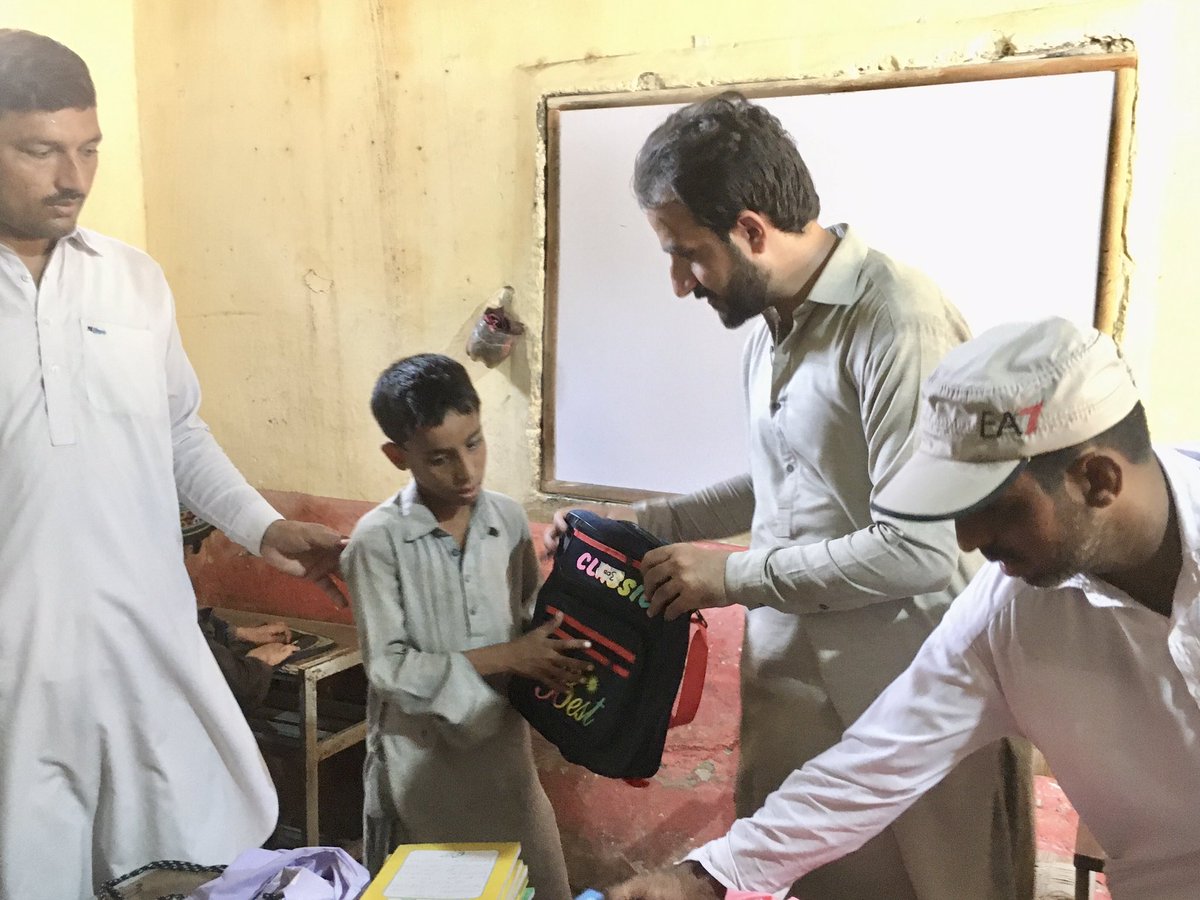 amjadmehdi17's tweet photo. @umar_mehsud and I distributed school bags containing necessary stationary among 50 students of a flood-hit Govt Primary School in Hajimora DIK. 

Got continuous goosebumps seeing happy faces of children on getting back what they lost in the floods. 
Thank you @Shabbir_Siraj https://t.co/dXeJTOAp7u