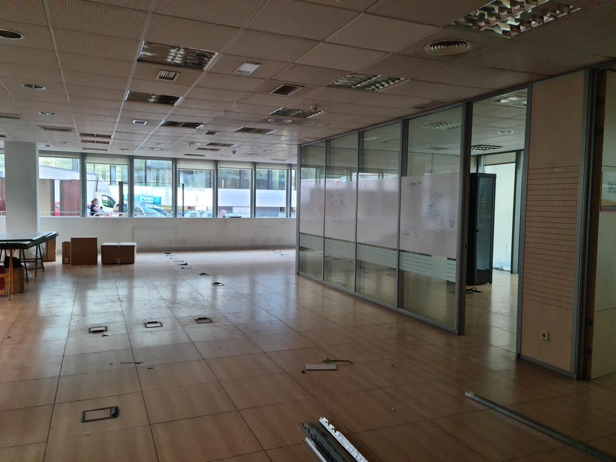 Gmfdsr's tweet photo. 2 imágenes que representan 2 épocas. Así quedó hoy nuestra oficina @deiser que desde Marzo de 2010 hemos ocupado. Comenzó hace dos semanas una nueva era, con el coworking de #cloudworks en Madrid (reunión en la terraza) y Barcelona y el #RemoteWork de toda la empresa #resiliency https://t.co/0TJImpiBoM