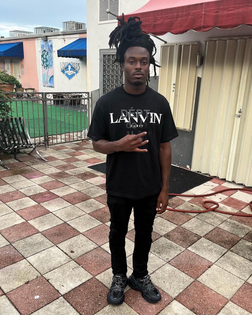 lowkeyrobbo's tweet image. Running through the night alone, telling demons let me go… 🌴©️