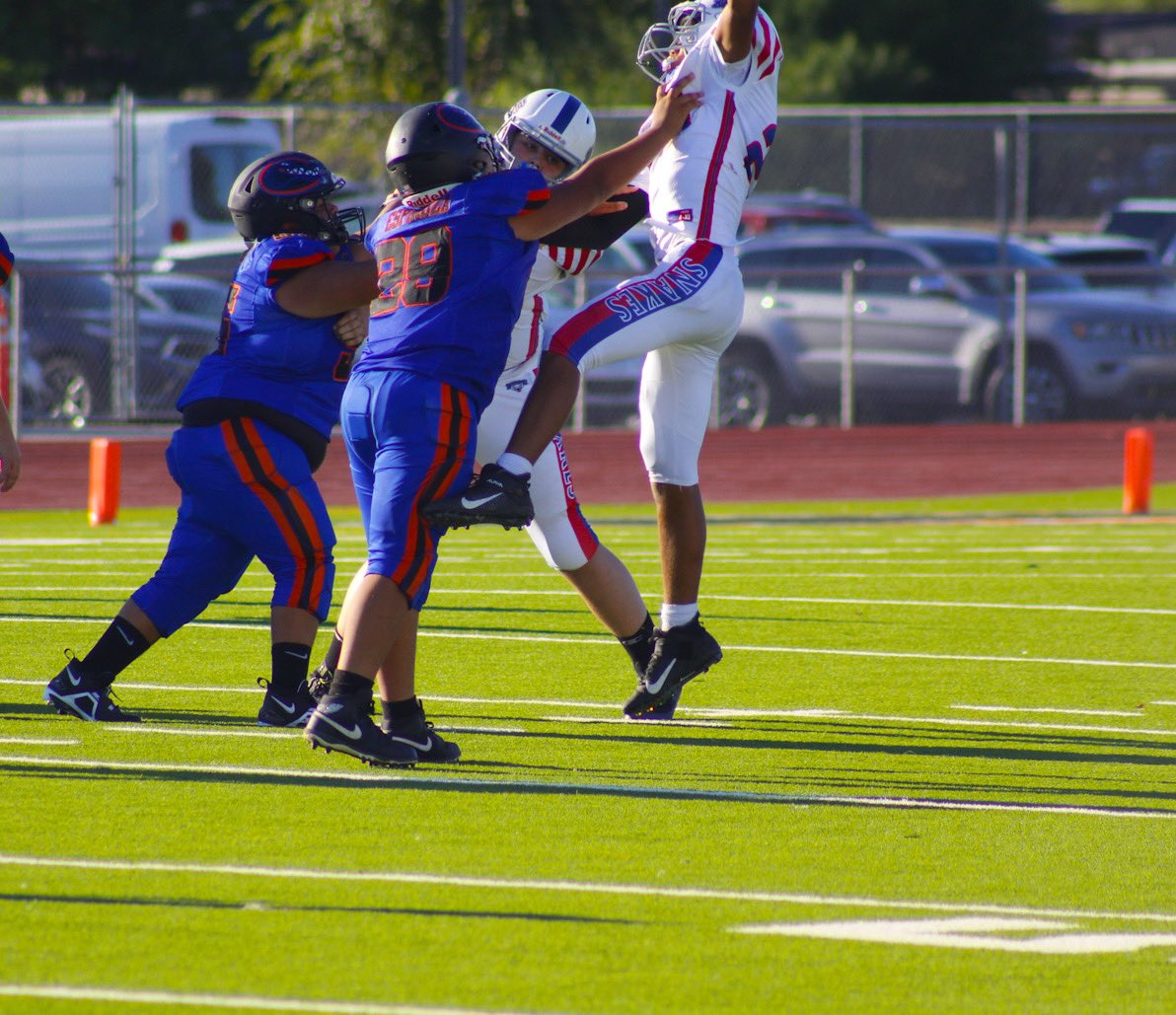 sophiaj90772514's tweet photo. Isaiahs first opposite that sized him up this past Saturday. They had a few big boys. Keep holding them bear! You’re going places. Refining his skill at 11 makes for a beast in High School. #bear99 #popwarnerfootball @AZPWFootball https://t.co/1RDvzYiksm