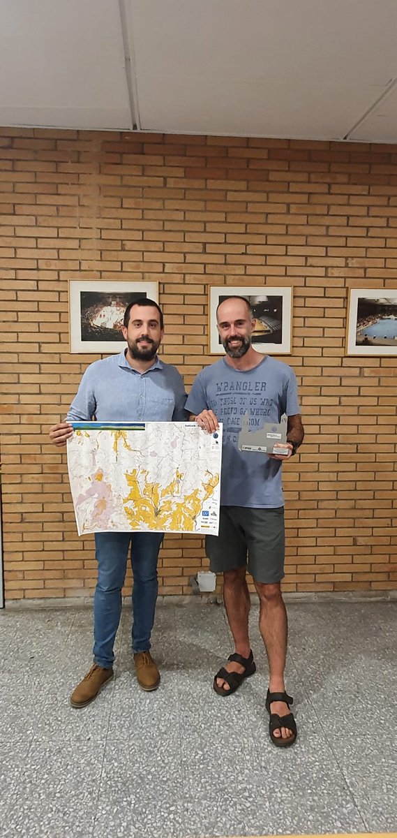 esports_gi's tweet photo. Àdam Bertran, regidor d'Educació, Infància i Esports rep a Albert Herrero del club @aligots recent campió del món de curses d’orientació 🧭

Moltes felicitats Albert i a tot el club per aquesta fita! 🙌

Més informació 👉https://t.co/mflk7olSx8

@orientacio_cat #orientació https://t.co/lRxbn5PtGT
