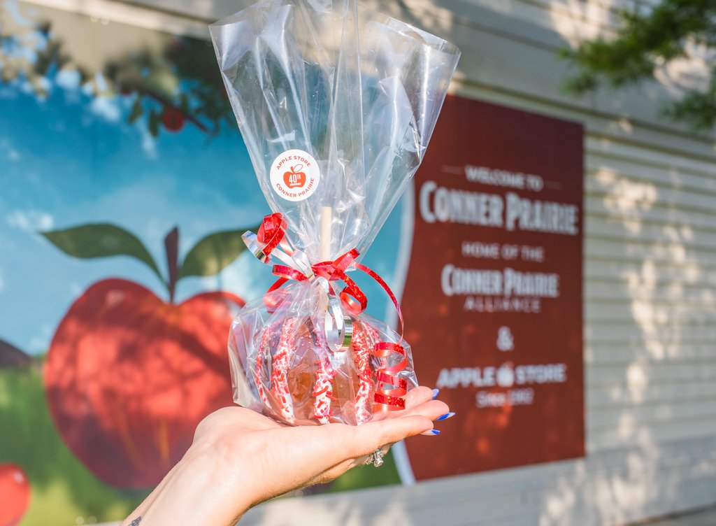 AppleStoreCP's tweet image. The Apple Store at @ConnerPrairie is open Wed.-Sun., 12P - 5P. 🍎

Did you know 2022 marks the 40th Anni. of the Conner @PrairieAlliance? In honor of 40 years, we've designed a special 40th anniversary apple!

Become an Alliance member: connerprairie.org/support/get-in…

#AppleStoreAtCP