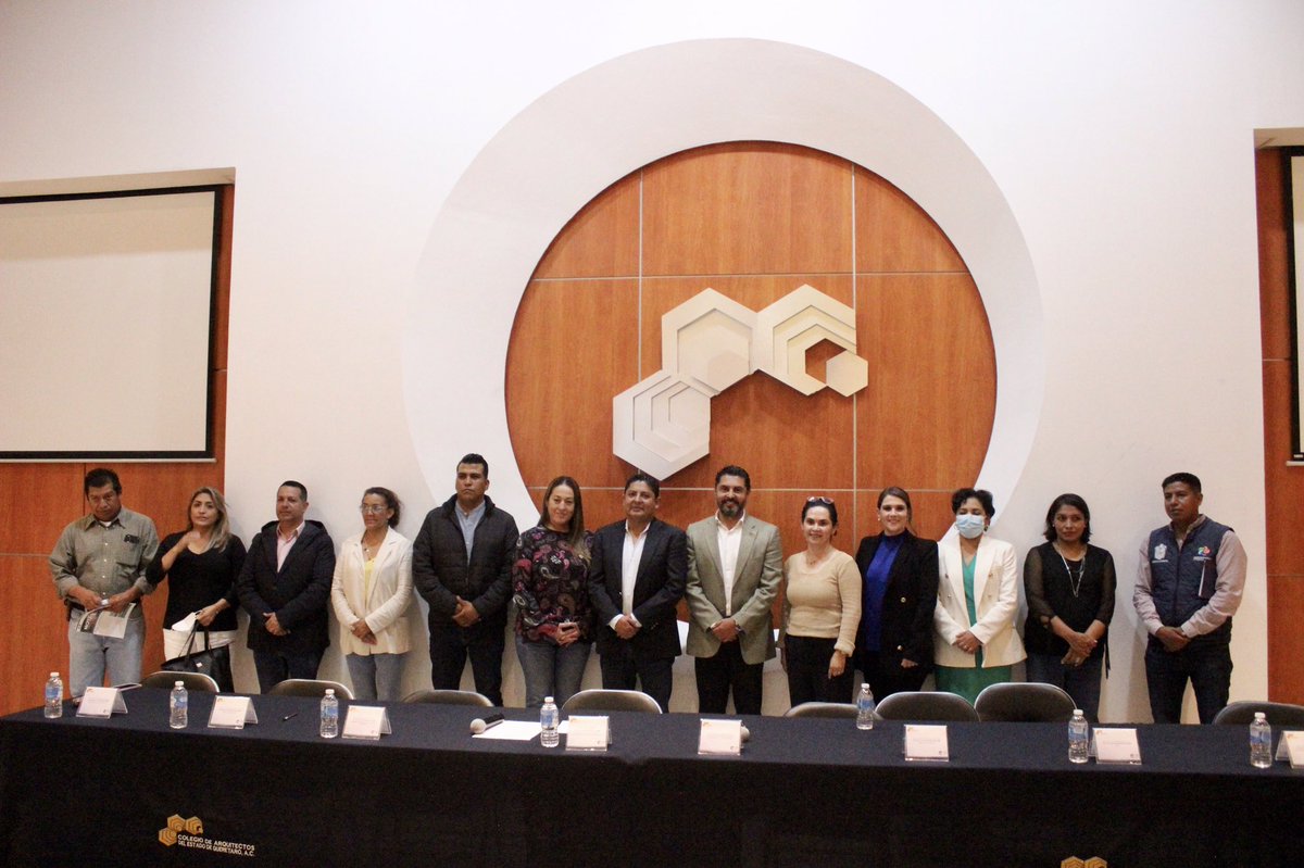 AldoalfaroCaeq's tweet photo. Se llevó a cabo la firma de un convenio de colaboración institucional, entre el @caeqroac y el Municipio de Cadereyta de Montes. 
Se trata de un compromiso de participación por parte de nuestras Secretarías, nuestros agremiados y nuestra Delegación Semidesierto. https://t.co/5TxSP7GA7F