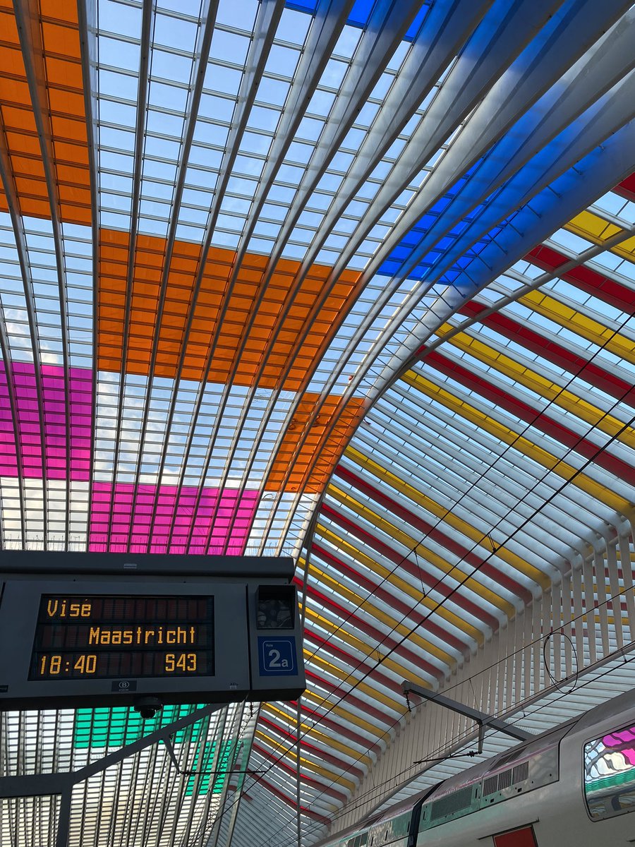 Vaasje79's tweet photo. Nope, not a fan of these colour blocks, even reduces the “grandeur” of the station #Liege #Guillemins #trainlife #pleasechangeitback https://t.co/kcfejzy9ap