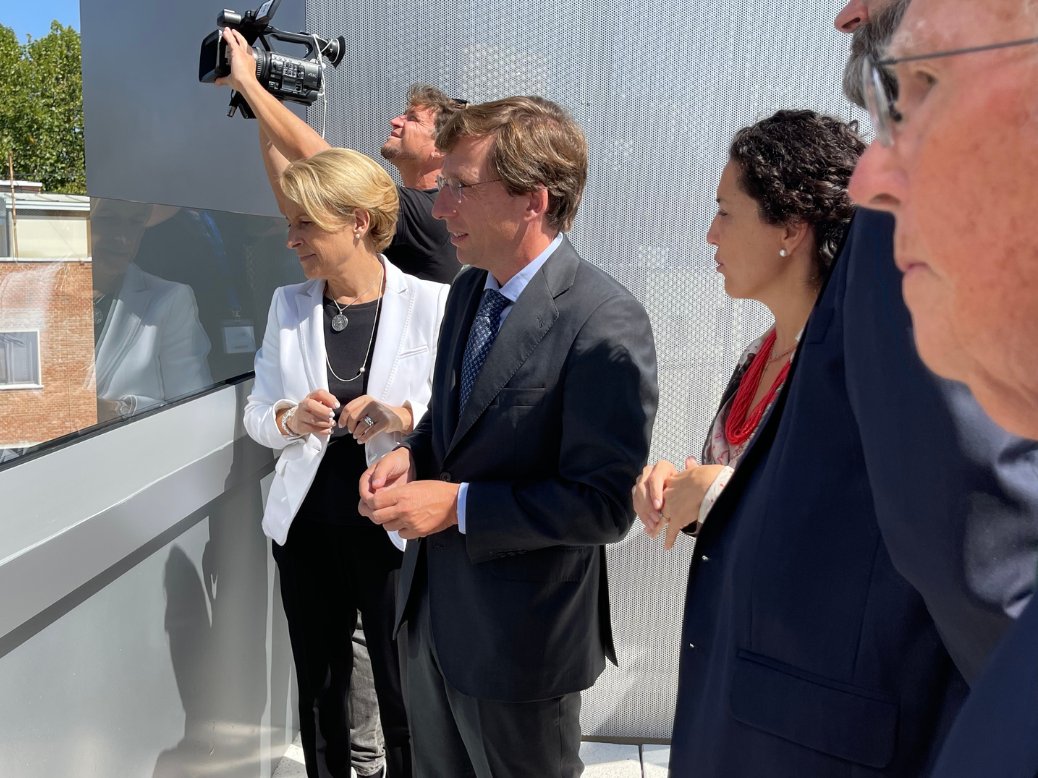 El alcalde de #Madrid, <a href="/AlmeidaPP_/">José Luis Martínez-Almeida</a> , ha inaugurado la nueva facultad de Humanidades y Ciencias de la Comunicación de <a href="/USPCEU/">Universidad CEU San Pablo</a> 
El alcalde ha recorrido el moderno y #sostenible  edificio, que incorpora las últimas innovaciones arquitectónicas, tecnológicas y medioambientales.