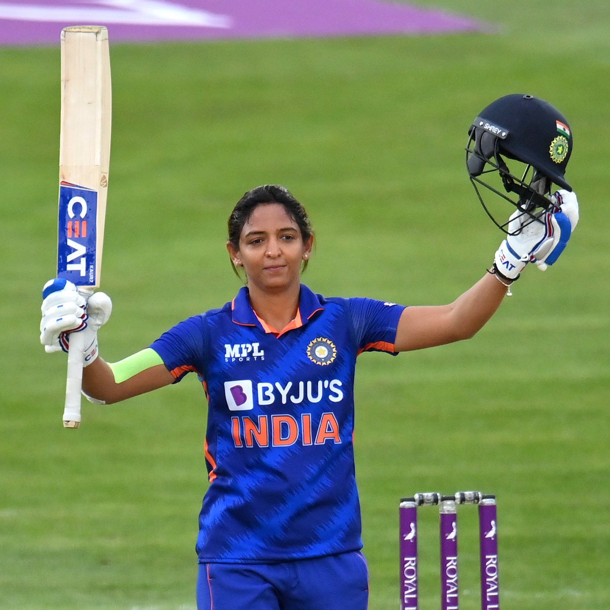 PunjabKingsIPL's tweet photo. Queen 👑 

@ImHarmanpreet produced a masterclass 143* (111) against 🏴󠁧󠁢󠁥󠁮󠁧󠁿 to set Canterbury on 🔥. 

📸: @bcci

#ENGvIND #SaddaPunjab #Punjab #HarmanpreetKaur https://t.co/r8sxtvr44G