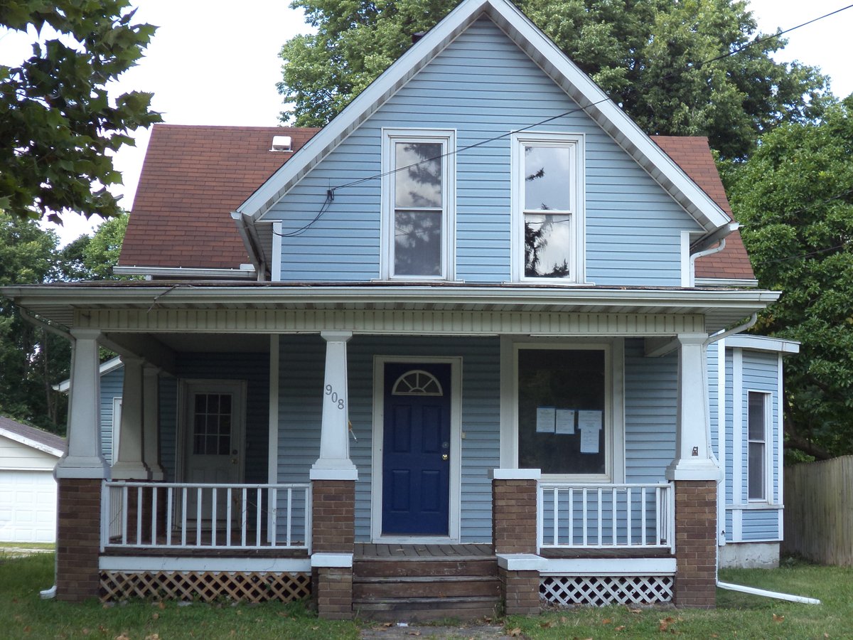 remax_choice's tweet photo. Just Listed!  $112,000.   908 W Wood St., Bloomington IL.  Listing Agent:  Bill Brady 309-275-0993 - RE/MAX Choice. HUD Foreclosure Sale Case #: 132-336790. Insured Status: IE. Insurability subject to buyer's appraisal. Seller makes no representations or warranties Sold AS IS. https://t.co/JQzEpGYIsI