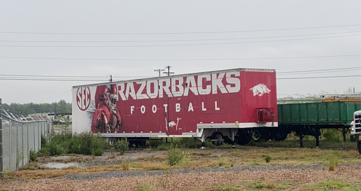 WOPDU's tweet photo. @RazorbackFB @RazorbackEquip @RazorbackFB https://t.co/FcTRykCXMQ