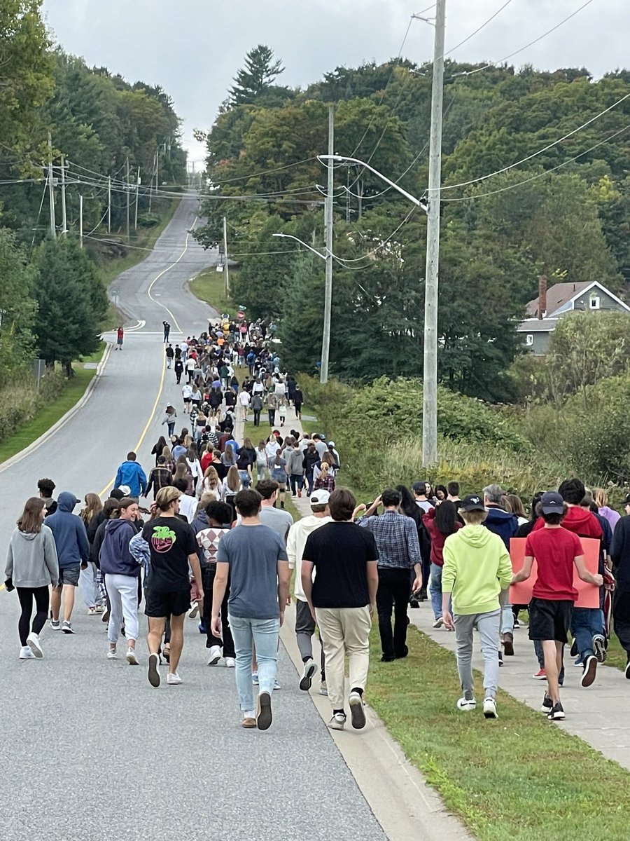 RVeeTee's tweet photo. Hoyas showing support for @TerryFoxCanada! #TheHoyaWay #HoyaLeadershipCouncil @HuntsvilleHS @tldsb https://t.co/6C1PCjyHz6