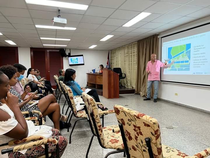 ZunildaParra's tweet photo. Participan investigadores del #Cimab en capacitaciones sobre medidas de Desarrollo Orientado al Transporte (DOT) y su impacto en el desarrollo de las ciudades, impartidas por consultores del Instituto de Movilidad y Urbatrans Caribe.
#Neomovilidad
#TransporteCuba https://t.co/9kqxraO7aw