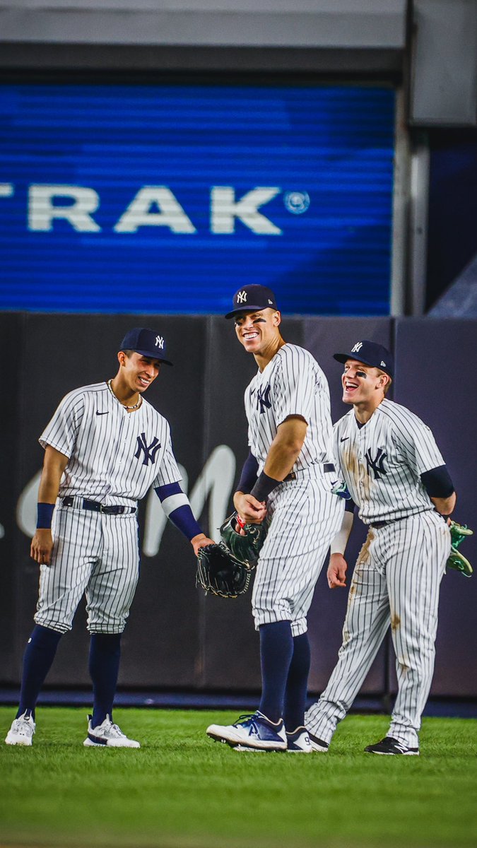 Yankees's tweet photo. About last night… 

#WallpaperWednesday https://t.co/SAb5FLj9cg
