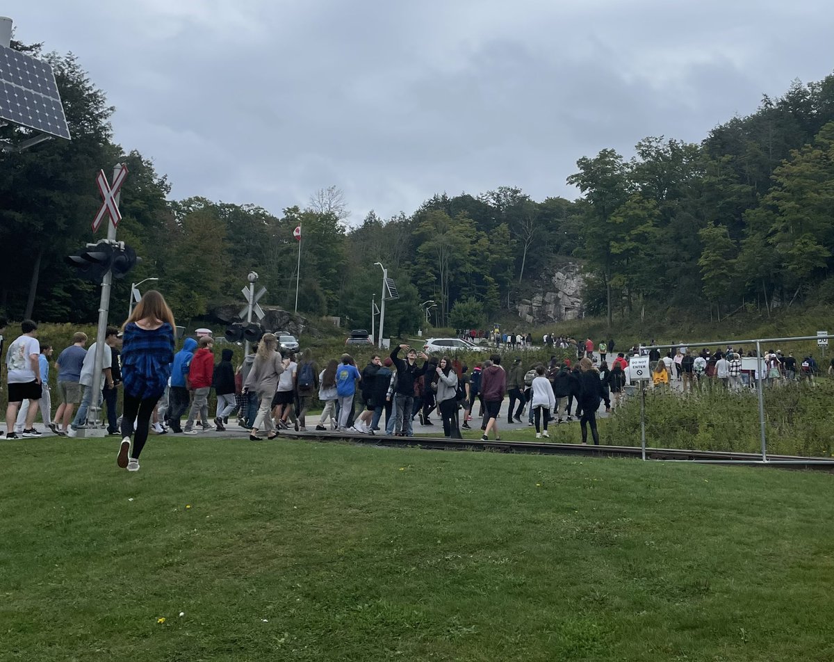 RVeeTee's tweet photo. More Hoyas showing support for @TerryFoxCanada! #TheHoyaWay #HoyaLeadershipCouncil @HuntsvilleHS @tldsb https://t.co/73f3dqvxNZ