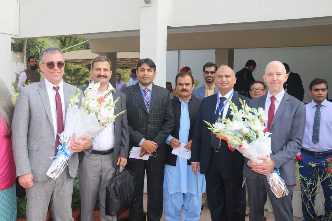 UbaidKakar's tweet photo. #PakTESOL inaugural session. Group photos with #PresidentofPakistan and keynote speakers. https://t.co/S48S82vzwT
