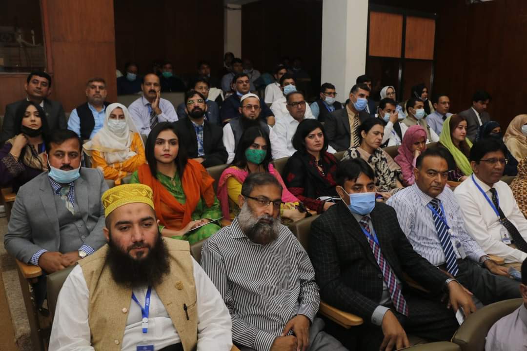 UbaidKakar's tweet photo. #PakTESOL inaugural session. Group photos with #PresidentofPakistan and keynote speakers. https://t.co/S48S82vzwT