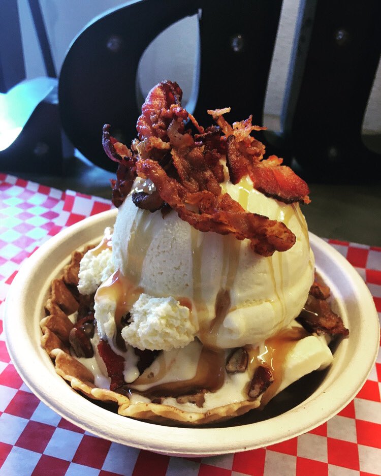 SweetTreats_IC's tweet image. When you can’t decide if you want the #snickersexplosion or the #baconexplosion #joinforces 🥓🍫🥜🍨