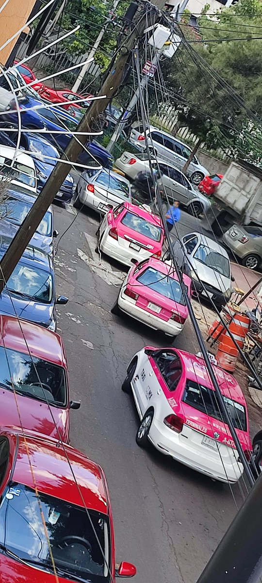 <a href="/VigimoviCDMX/">VigiMoviCDMX</a> Ya la calle bloqueada por los que se meten en sentido contrario 3 unidades TAXI A-8376-K <a href="/UCS_GCDMX/">Unidad de Contacto del Secretario SSC CDMX</a> llevo 2 hrs reportando y solicitando apoyo de <a href="/OVIALCDMX/">OVIAL_SSCCDMX</a> para que no permitan este abuso <a href="/C5_CDMX/">C5 CDMX</a> <a href="/Claudiashein/">Claudia Sheinbaum Pardo</a> CDMX <a href="/CaosVialCDMX/">Violencia Vial CDMX</a>