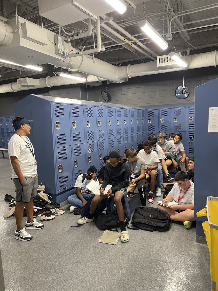 KhaChristopher's tweet photo. Teaching #CharacterStrong during advisory. What do you value?  #ValueTree @HaskettJH @HJH_Athletics 

@KenricLopez9 @CoachBonner3 @PrincipalPaz https://t.co/7FtuDj7hWF