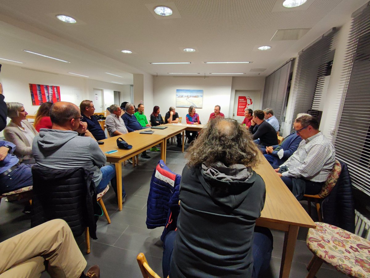 BahnlaermK's tweet photo. Immer mehr Aktive im Arbeitskreis #Lärmschutz in #Kirchseeon. Unterstützung bekommen wir auch aus anderen Gemeinden wie #Assling oder #Zorneding. Gemeinsam kämpfen für Lärmschutz nach Neubaustandard. #Bahnlärmkirchseeon @DB_Presse https://t.co/7PGCwLqxgq