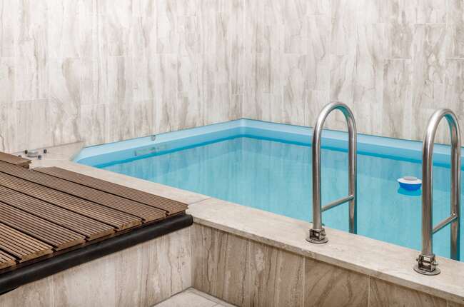 Création de mini piscine urbaine pour maison de ville minipiscine.fr/maison-de-ville
