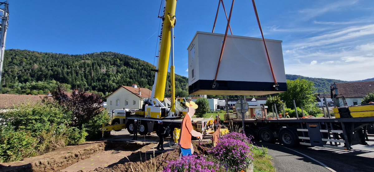 Hades73440's tweet photo. [#Fibre] Ce Mercredi Apres Midi 21/09, Le 45 ième #NRO  de 29 T du réseau de la #HauteSaone est en place 👷🏼‍♂️🏗🏠.📍Situé à #Servance il raccordera au #THD 9 communes ce qui peut représente environ 1657🔌#Ftth et 5 #SRO @OrangeConcess  #cyrilSauget @LaurentBailly70 #HASF https://t.co/16r7ZuScme