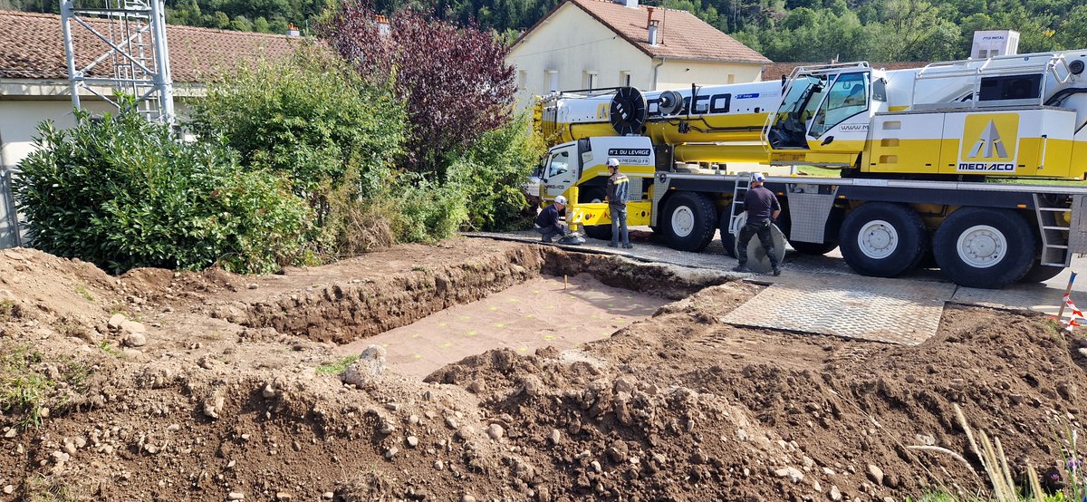 Hades73440's tweet photo. [#Fibre] Ce Mercredi Apres Midi 21/09, Le 45 ième #NRO  de 29 T du réseau de la #HauteSaone est en place 👷🏼‍♂️🏗🏠.📍Situé à #Servance il raccordera au #THD 9 communes ce qui peut représente environ 1657🔌#Ftth et 5 #SRO @OrangeConcess  #cyrilSauget @LaurentBailly70 #HASF https://t.co/16r7ZuScme