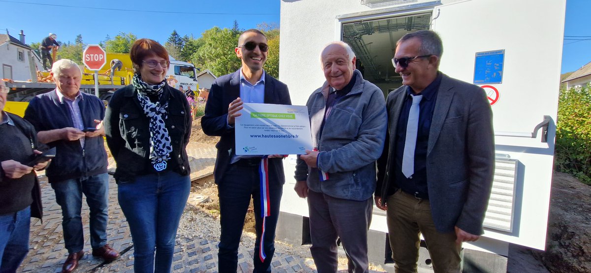 [#Fibre] Ce Mercredi Apres Midi 21/09, Le 45 ième #NRO  de 29 T du réseau de la #HauteSaone est en place 👷🏼‍♂️🏗🏠.📍Situé à #Servance il raccordera au #THD 9 communes ce qui peut représente environ 1657🔌#Ftth et 5 #SRO <a href="/OrangeConcess/">Orange Concessions</a>  #cyrilSauget <a href="/LaurentBailly70/">Bailly Laurent</a> #HASF