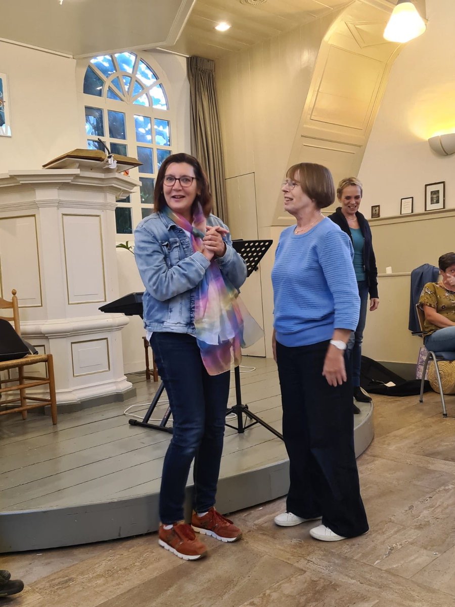 En weer heeft een aspirant lid de zangtoets glansrijk gehaald. #Monique van harte welkom bij de <a href="/SwingingStones/">The Swinging Stones</a>.  Afgelopen maandag kreeg ze van ons de #regenboogsjaal, deze staat voor de saamhorigheid binnen ons koor.