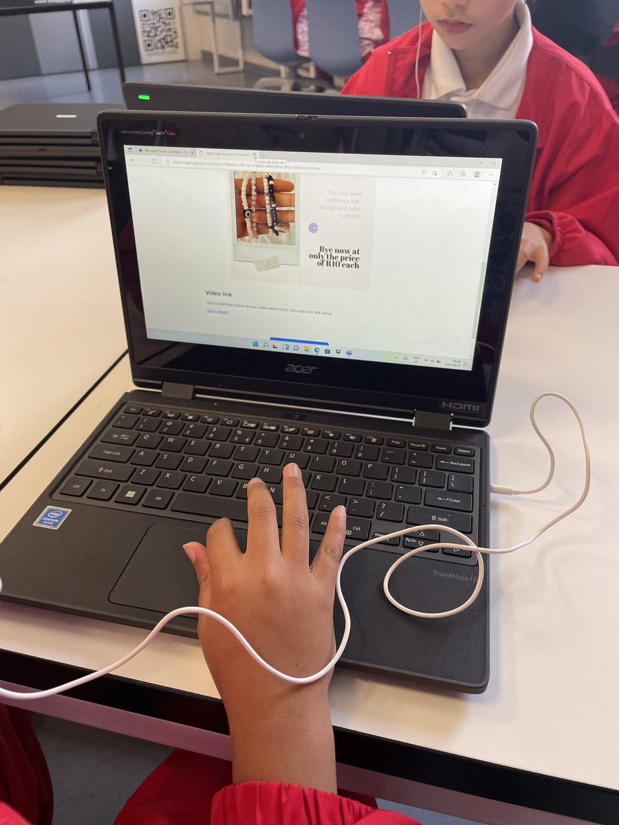 Such an awesome moment at #WonderfulWynbergGirls … Grd 3 Ss exploring the websites that were coded and created by the Grd 7s for trading day 🎉 Orders are flying in for all the homemade, recycled goods! 🛒 <a href="/getcode4kids/">getcode4kids</a> <a href="/WCEDnews/">WCEDNews</a> <a href="/WGJS1/">Wynberg Girls' Junior School</a>