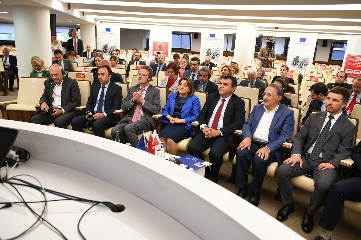 TBB's tweet photo. Avrupa #HareketlilikHaftası 2022 kapanış resepsiyonu #TBB hizmet binasında düzenlendi.

Program TBB Başkanı @FatmaSahin, Dışişleri Bakan Yrd. @frkkymkc, @EUDelegationTur Başkanı Nikolaus Meyer-Landrut ve büyükelçilerin katılımıyla yapıldı.

➡️ https://t.co/JFVBlnFxhq https://t.co/gJVltwIZtz