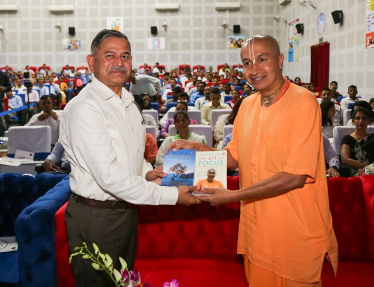 prodefencejammu's tweet photo. #HappyMindHealthyMind
#CAWSS

We express our sincere gratitude to Prabhu Gauranga Das for enlightening us with the simple mechanisms through which soldiers can always ensure their mental wellbeing at all times. https://t.co/U4N4DsXJJg