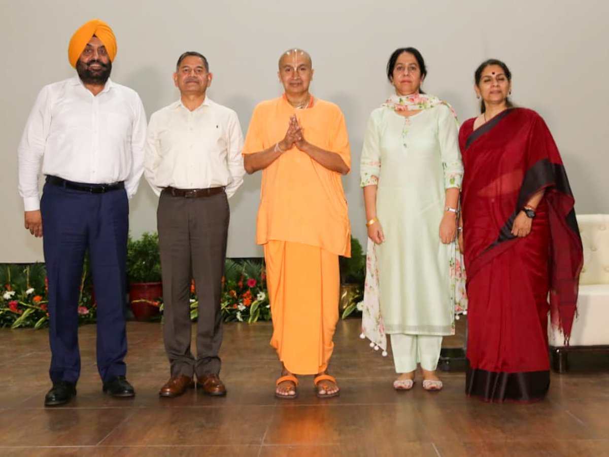 prodefencejammu's tweet photo. #HappyMindHealthyMind
#CAWSS

We express our sincere gratitude to Prabhu Gauranga Das for enlightening us with the simple mechanisms through which soldiers can always ensure their mental wellbeing at all times. https://t.co/U4N4DsXJJg