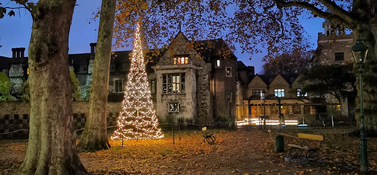 CharterhouseEC1's tweet image. Save the date! Christmas Fair 8th November, 11am-8pm. Book your tickets here: thecharterhouse.digitickets.co.uk/category/43727 Expect beautiful crafts, gifts, homeware, accessories, seasonal food &amp;amp; drink products, &amp;amp; of course Father Christmas &amp;amp; the Charterhouse Christmas Café. #Christmas #Santasgrotto