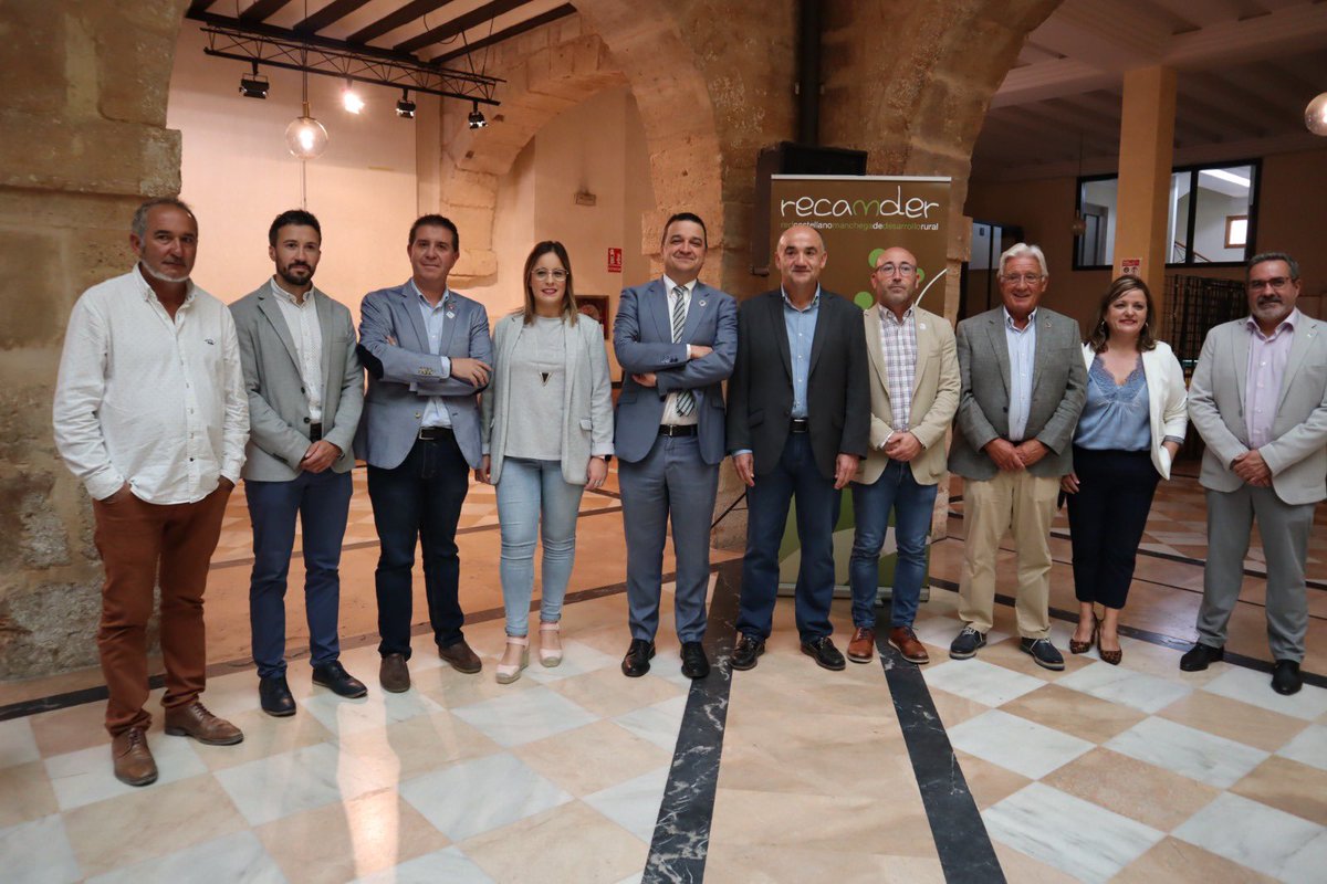 fmartinezarroyo's tweet photo. En #CLM vamos a darle una vuelta de tuerca al #Leader. Apoyo incondicional del @gobjccm a la labor de nuestros 29 Grupos de Desarrollo Rural @recamder.
En el nuevo #PDR impulsaremos el emprendimiento con 100 M€ y los proyectos de hasta 100.000 € del sector agroalimentario. https://t.co/lZXqy1TTG5