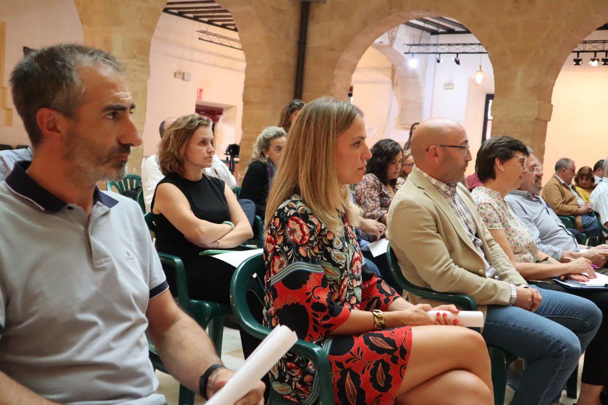 fmartinezarroyo's tweet photo. En #CLM vamos a darle una vuelta de tuerca al #Leader. Apoyo incondicional del @gobjccm a la labor de nuestros 29 Grupos de Desarrollo Rural @recamder.
En el nuevo #PDR impulsaremos el emprendimiento con 100 M€ y los proyectos de hasta 100.000 € del sector agroalimentario. https://t.co/lZXqy1TTG5