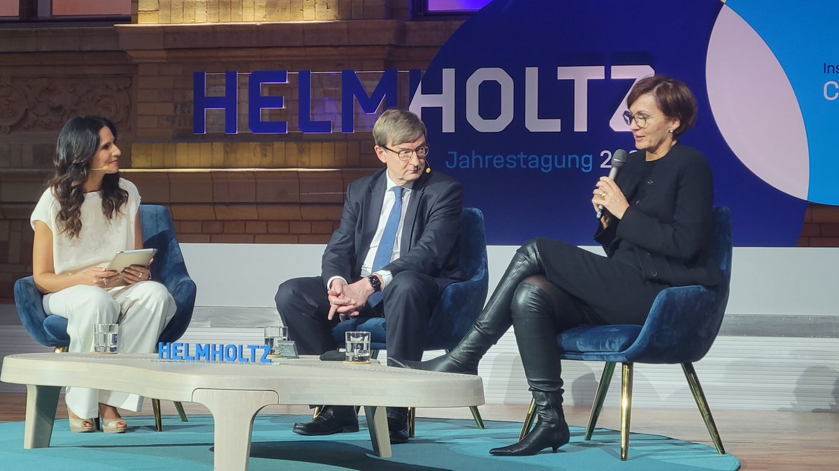 Science_Mob's tweet photo. Ministerin @starkwatzinger macht Energieforschern auf der @helmholtz_de #Jahrestagung Mut, längerfristig zu denken und zu forschen, um innovative Lösungen zu entwickeln. @BioNTech_Group als Beispiel für gelungenen Transfer, früh durch @BMBF_Bund gefördert im Spitzencluster #Ci3 https://t.co/pq05PCUqVI