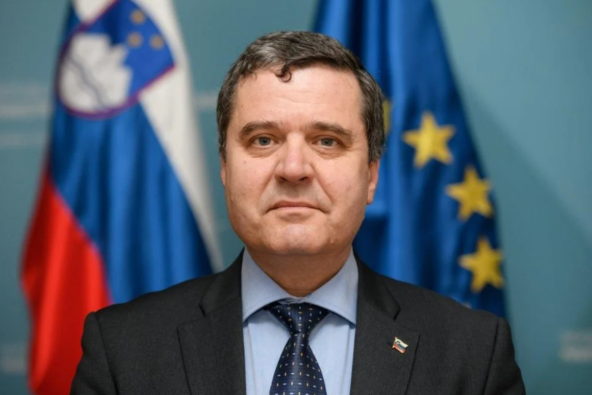 Demokracija1's tweet photo. Če odhaja odpoklicani veleposlanik #Kajzer iz #ZDA z dvignjeno glavo pa bo težko enako trdil tudi predsednik #Pahor https://t.co/hdTRHMA7r5 https://t.co/rJb6ZP6Bbf