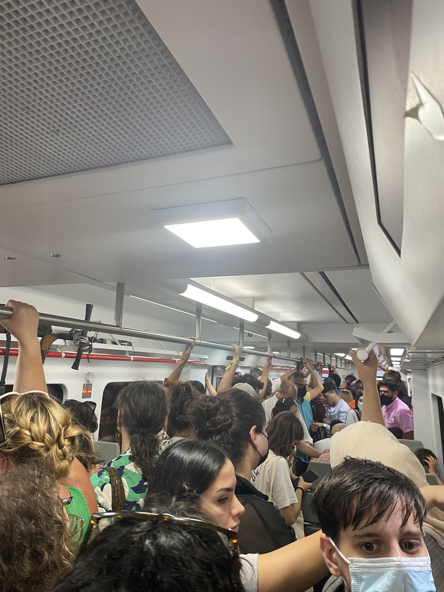 martaricart's tweet photo. @rod3cat Tren Barcelona Pça. Catalunya 18.36-Santa Perpetua 19.01 amb retard i sense poder quasi ni entrar… https://t.co/6wbhwEONdY