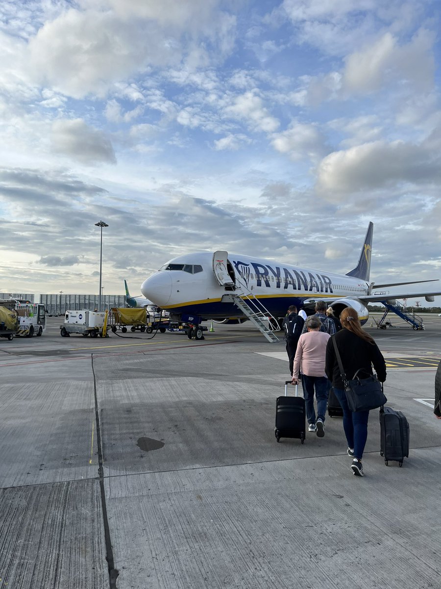 PrintIsntDead's tweet photo. Enroute to Warclow in Poland for 2 days of @CTD_event - Looking forward to presenting on how modular architecture, content operations & @Kontent_ai protect commerce revenues. Also looking forward to a full agenda of sessions too! #CommerceTransformationDays #CTD2022 #headlessCMS https://t.co/urTzTlwq91