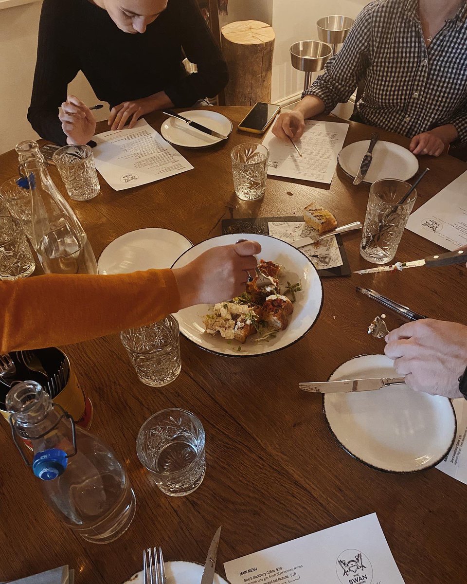 Swan team keen to tuck into the new dishes as per 😉🍴

Starting from 6pm…

#newmonthnewmenuitems#newmonthnewmenu#theswanwedmore#theswan#localproduce#stayoriginal#stayoriginalcompany#wedmorepubs#wedmorehotels