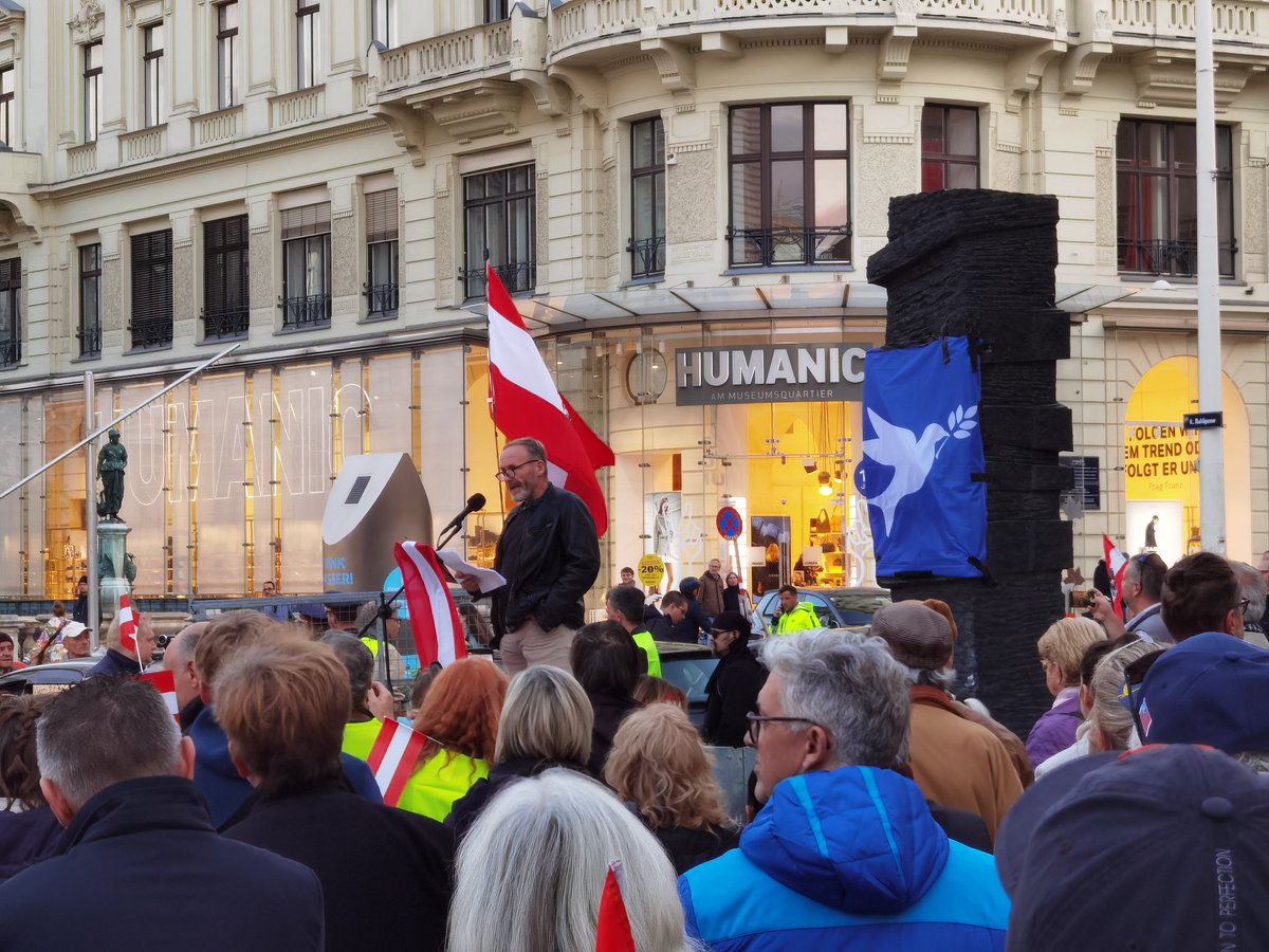msulzbacher's tweet photo. Die "Soldaten für Neutralität" hakten gerade ihre Kundgebung ab. Neben Staatsverweigeren, organisierten Rechtsextremen, FPÖlern sind auch aktive Offiziere des Bundesheeres vor Ort. Es wird von Eliten, gekauften Medien etc geredet #s2109 https://t.co/Vj11JWp3na