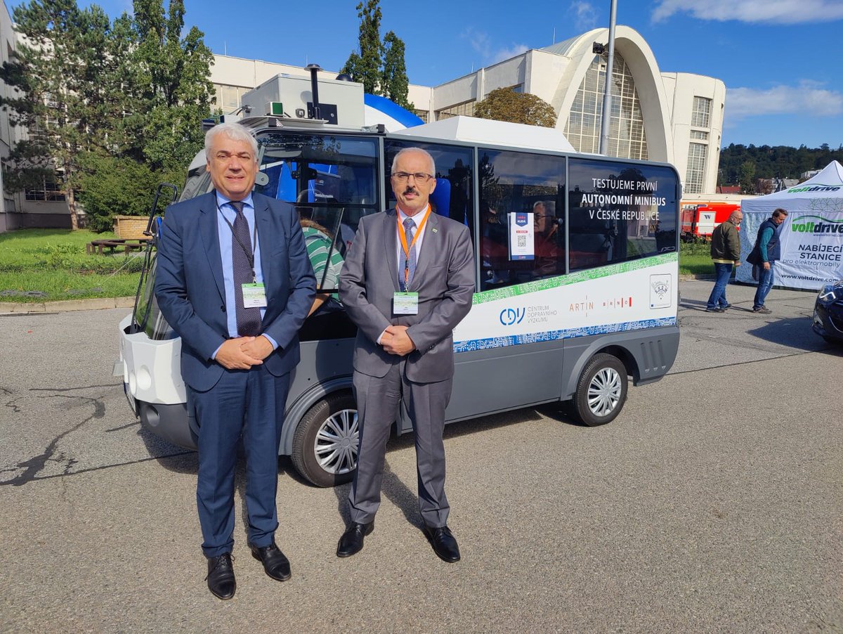 cinea_eu's tweet photo. #UMD22 Busy afternoon for @cinea_eu❗️
👩‍🎓Exchanging with students
📢Presentation on int. cooperation of #UrbanMobility #EU projects
🔄Interactive session towards @CIVITAS_EU 2030
🚐Project visits @CEITEC_Brno @SHOW_H2020 - this is what makes the work behind the scenes worthwhile! https://t.co/39p60R0kH3