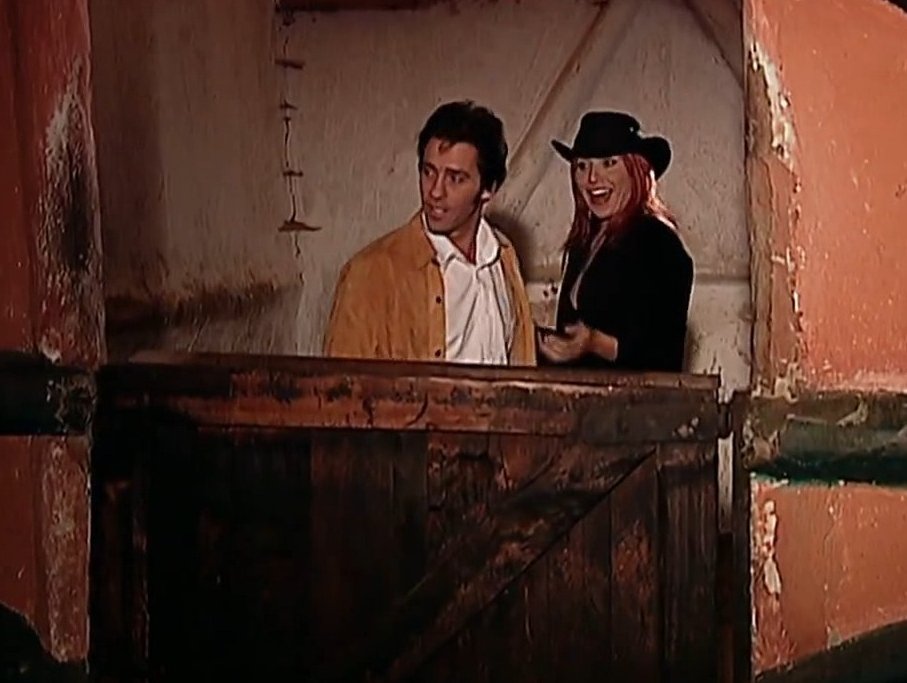 PasdeGavilanes's tweet photo. #PasiónDeGavilanes #GavilanesNova #PDG83 Fernando le entrega a Dínora la llave de una propiedad de Armando para que se refugie en ella y deje de rondar por la Hacienda. https://t.co/hNoowYatKP