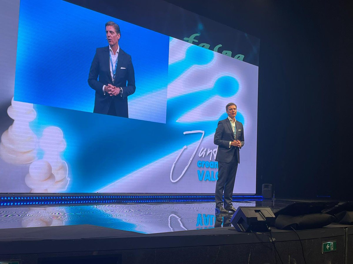 Valorianenred's tweet photo. Clausura del #XIICongresoEstatalFasga a cargo de @RubengbSpeaker que da las gracias a los invitados y compromisarios. Preparados para impulsar la innovación, la transformación y modernización, de la organización y el sindicalismo de nuestro país. #FasgaInnovandoelSindicalismo https://t.co/ltlZ3CH1gx