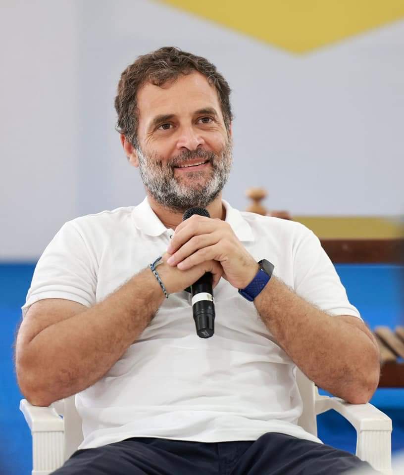 VinayBhoparINC's tweet photo. सवाल ये नहीं कि रफ़्तार किसकी कितनी है,
सवाल तो ये है कि सलीके से कौन चलता है॥
#Today_Pic
#RahulGandhi
#SachinPilot
#आपणोसांगानेर https://t.co/EJ7EZvKQG6