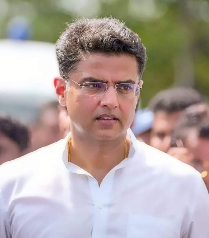 VinayBhoparINC's tweet photo. सवाल ये नहीं कि रफ़्तार किसकी कितनी है,
सवाल तो ये है कि सलीके से कौन चलता है॥
#Today_Pic
#RahulGandhi
#SachinPilot
#आपणोसांगानेर https://t.co/EJ7EZvKQG6