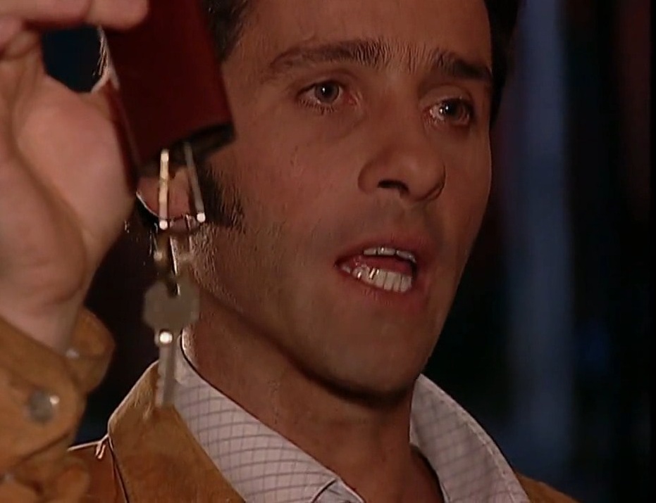 PasdeGavilanes's tweet photo. #PasiónDeGavilanes #GavilanesNova #PDG83 Fernando le entrega a Dínora la llave de una propiedad de Armando para que se refugie en ella y deje de rondar por la Hacienda. https://t.co/hNoowYatKP