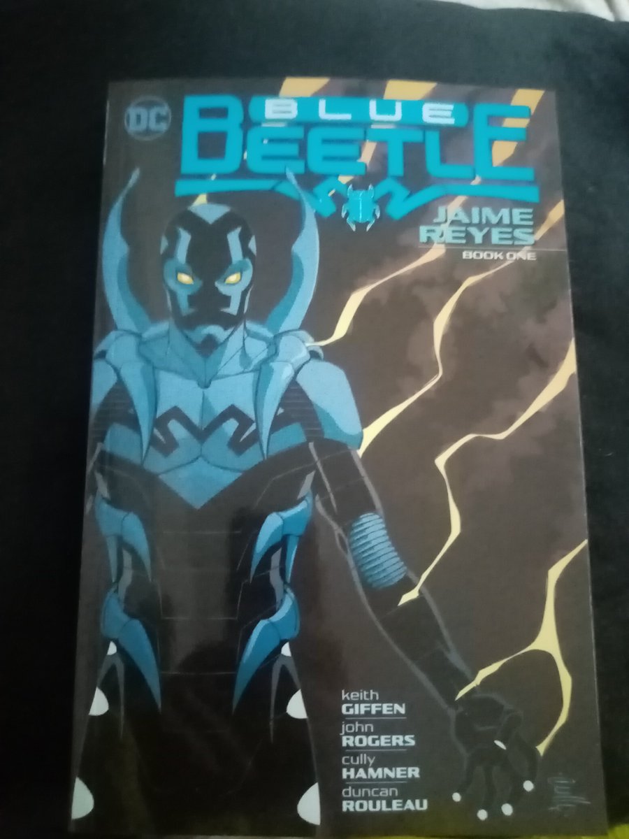 Today is a great day, got the new thick collection of the first 12 amazing issues of the Jaime Reyes Blue Series, I've brought this run in multiple formats and I'm always happy. Just amazing work by Keith Giffen, @jonrog1 @CullyHamner Duncan Rouleau and many more great creators