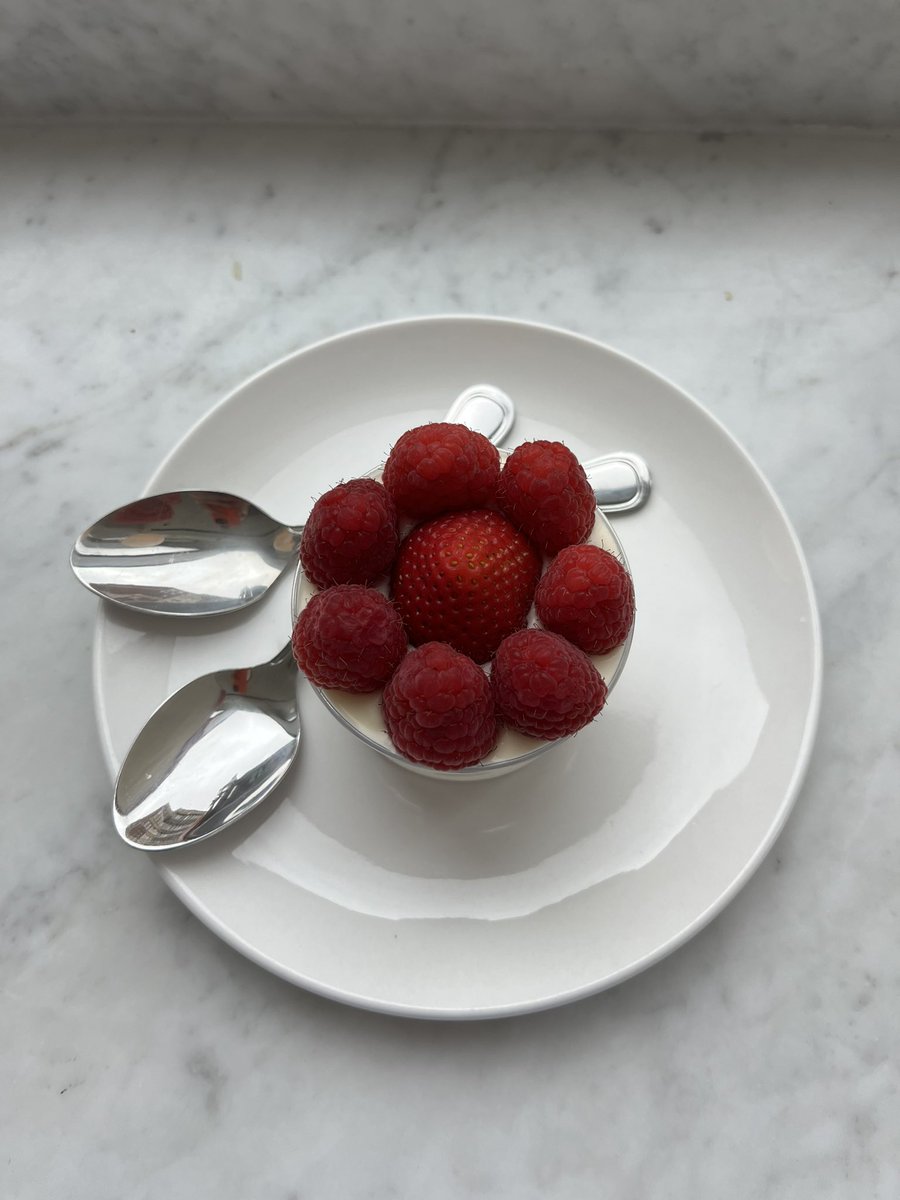 magicsfunny's tweet photo. perfect raspberry cheesecake cup i split for breakfast ⭐️ https://t.co/4NbIHzx5py