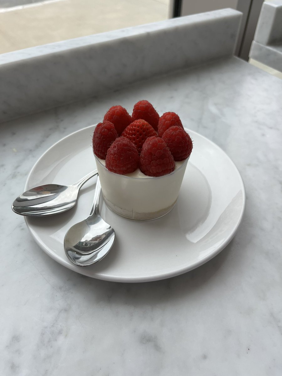 magicsfunny's tweet photo. perfect raspberry cheesecake cup i split for breakfast ⭐️ https://t.co/4NbIHzx5py